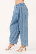 Load image into Gallery viewer, Women Elastic Back Pleated Loose Jeans
