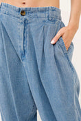 Load image into Gallery viewer, Women Elastic Back Pleated Loose Jeans